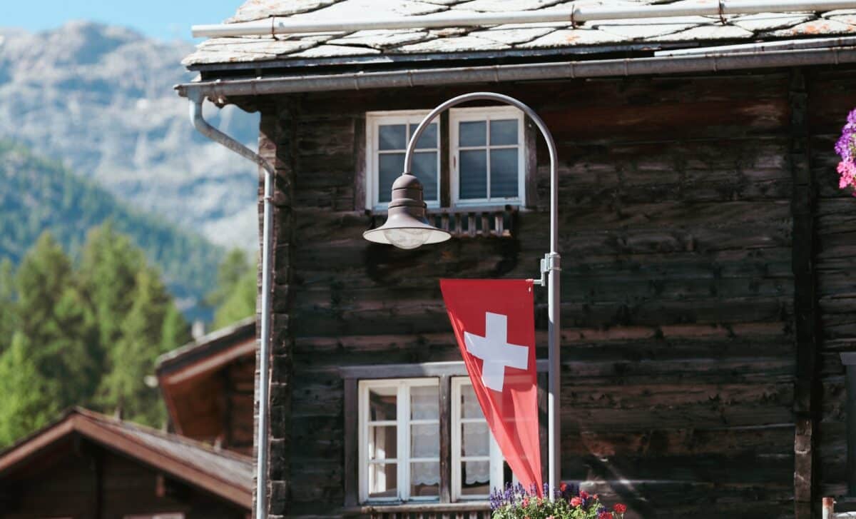 De charmantes maisons en bois avec un drapeau suisse