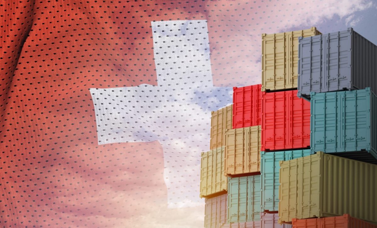 Drapeau de la Suisse et grande pile de conteneurs de fret maritime