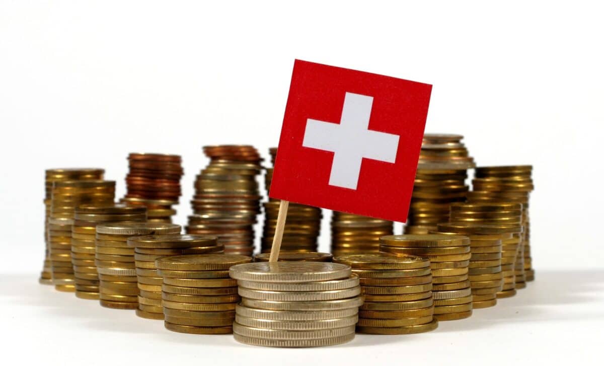Drapeau suisse flottant avec une pile d'argent