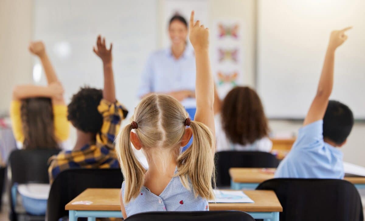 Élèves levant la main en classe