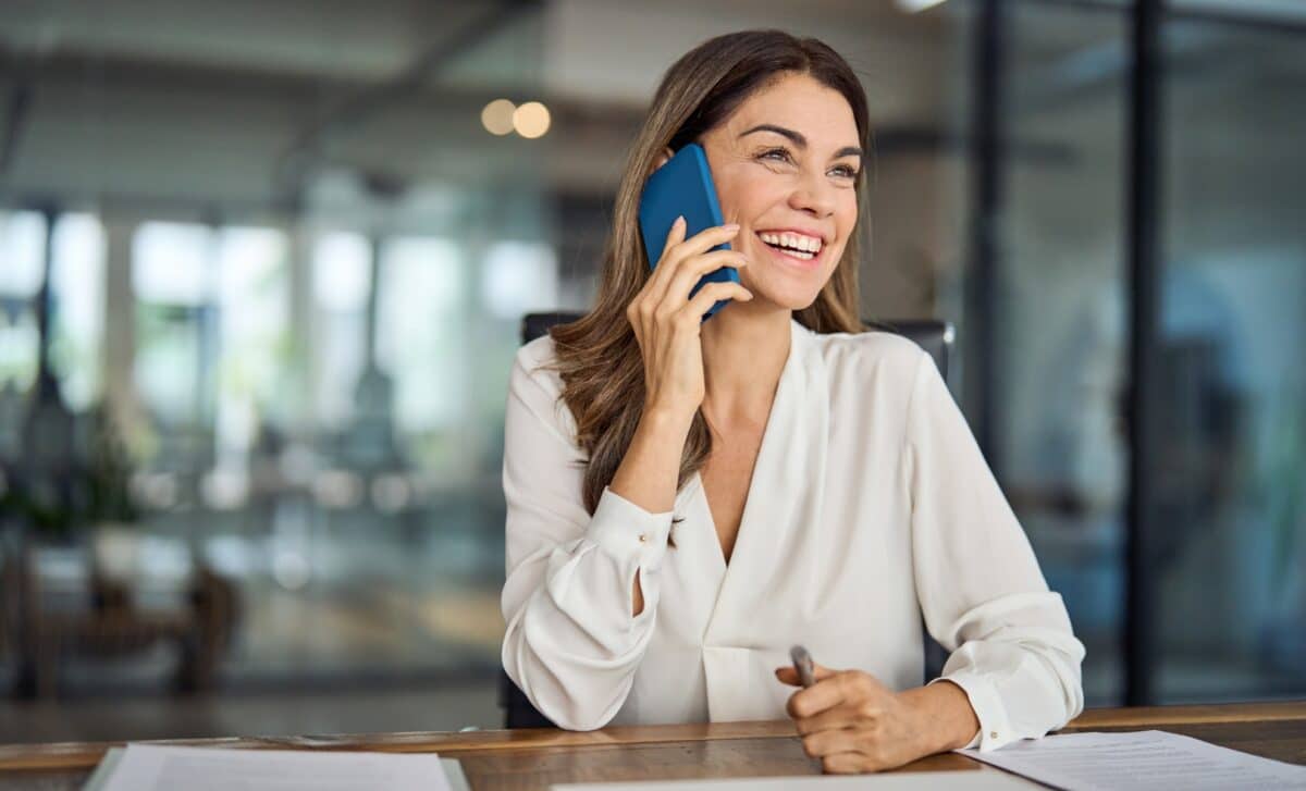 Femme parlant au téléphone