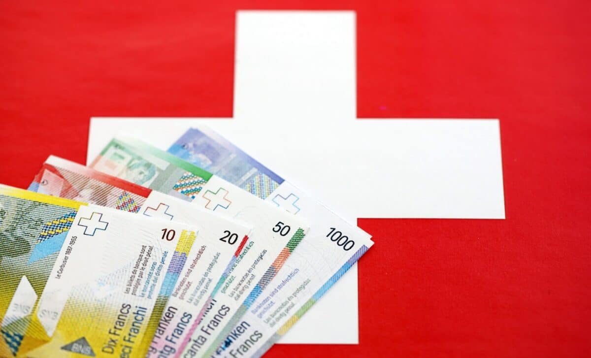 Franc suisse et drapeau de la Suisse