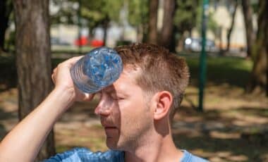 Homme souffrant de la vague de chaleur