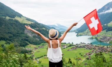 Jeune femme tenant un drapeau suisse