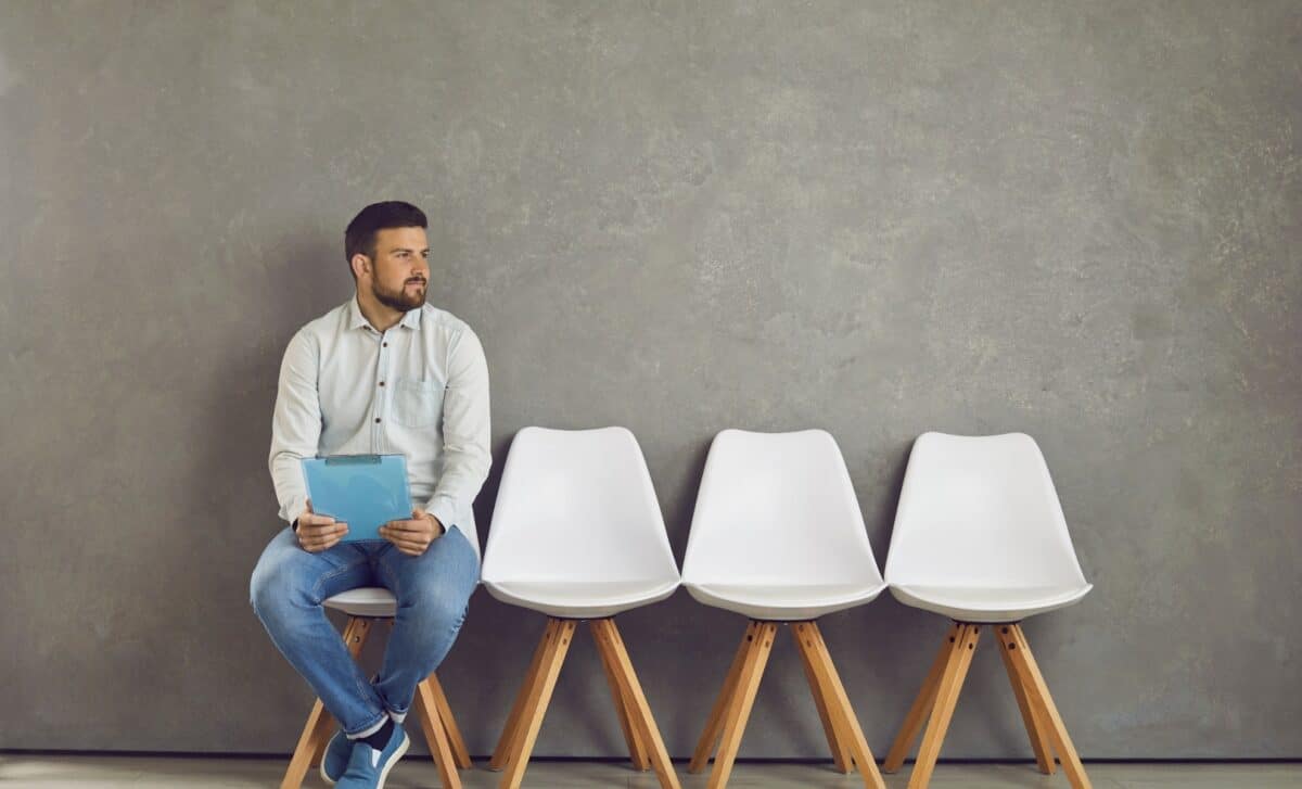 Jeune hommeen attente d'un entretien