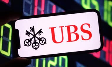 Logo d'UBS affiché sur un téléphone mobile