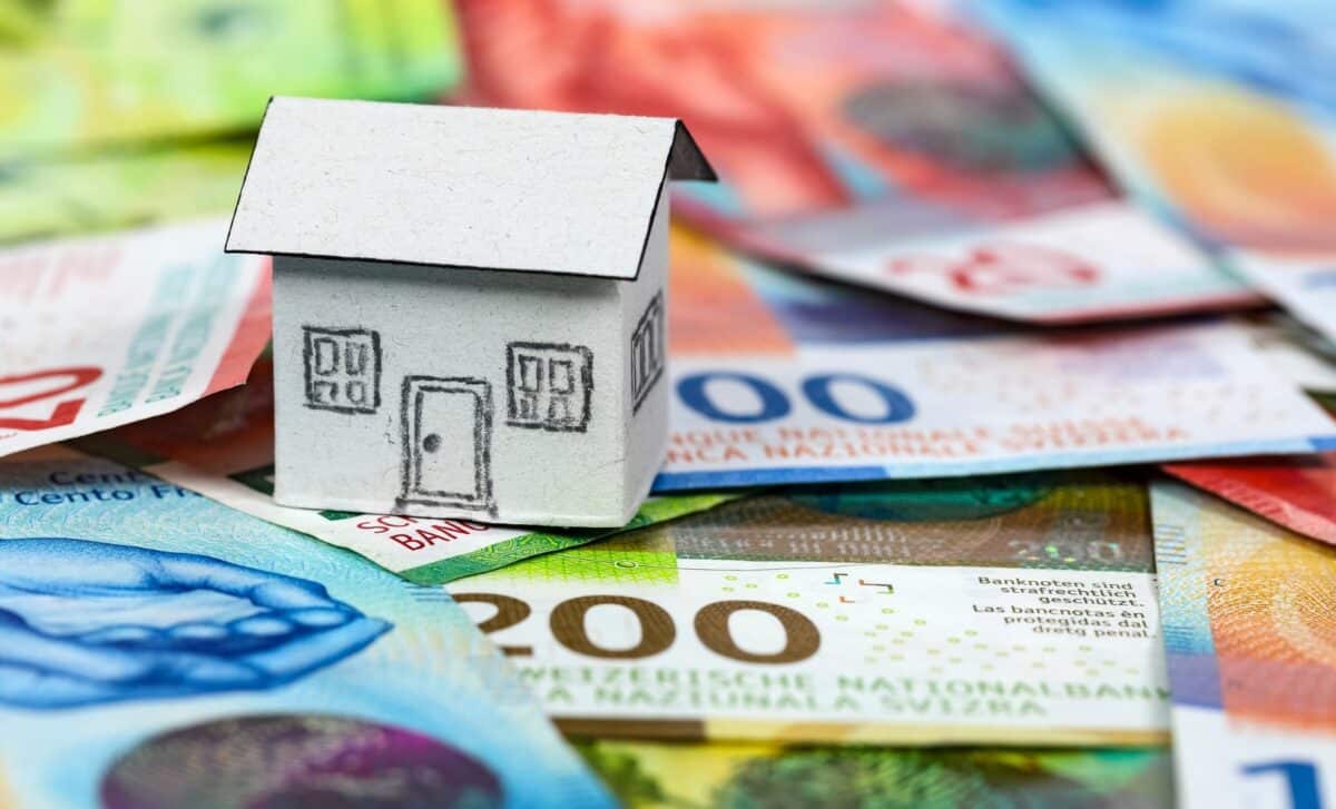 Maison en carton sur des billets de francs suisse