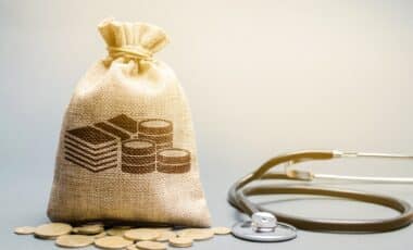 Sac d'argent et stéthoscope