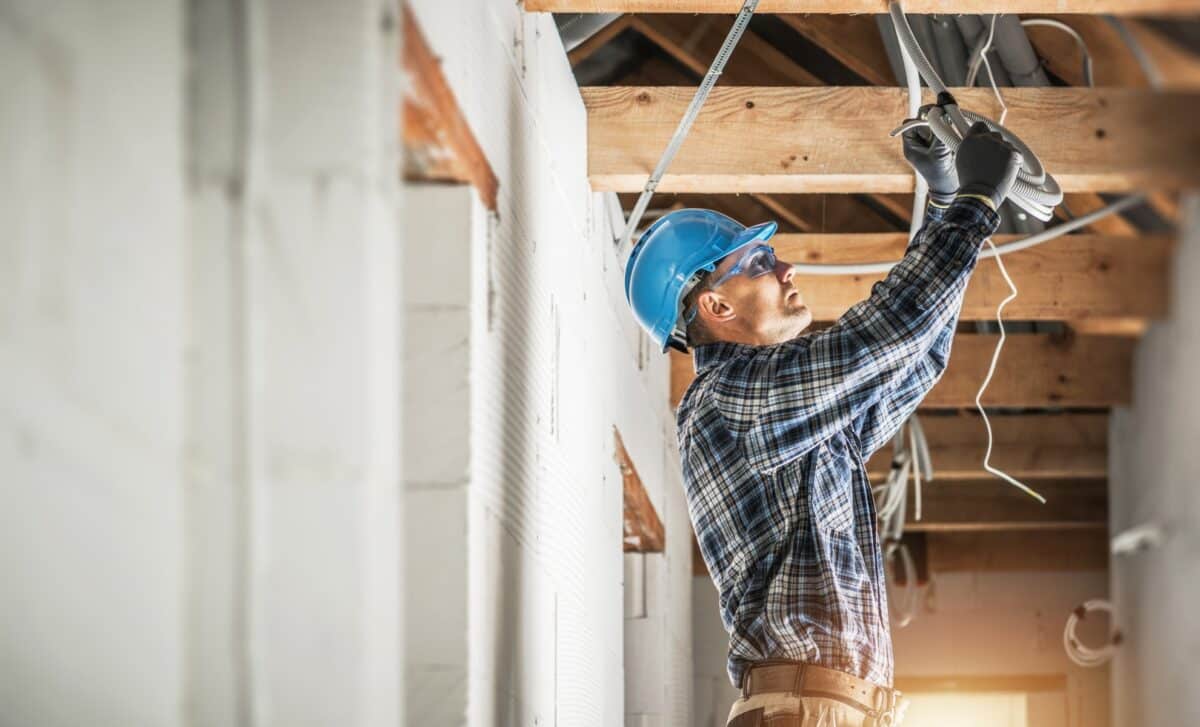 Un électricien