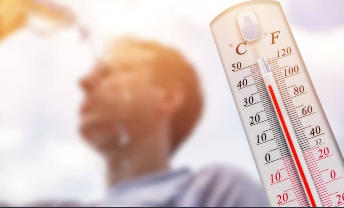 Un homme verse de l'eau sur sa tête en une chaleur extrême