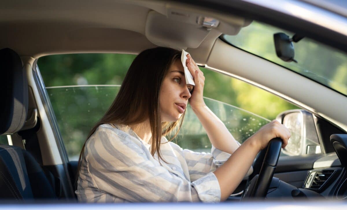 Une conductrice ayant chaud pendant une vague de chaleur