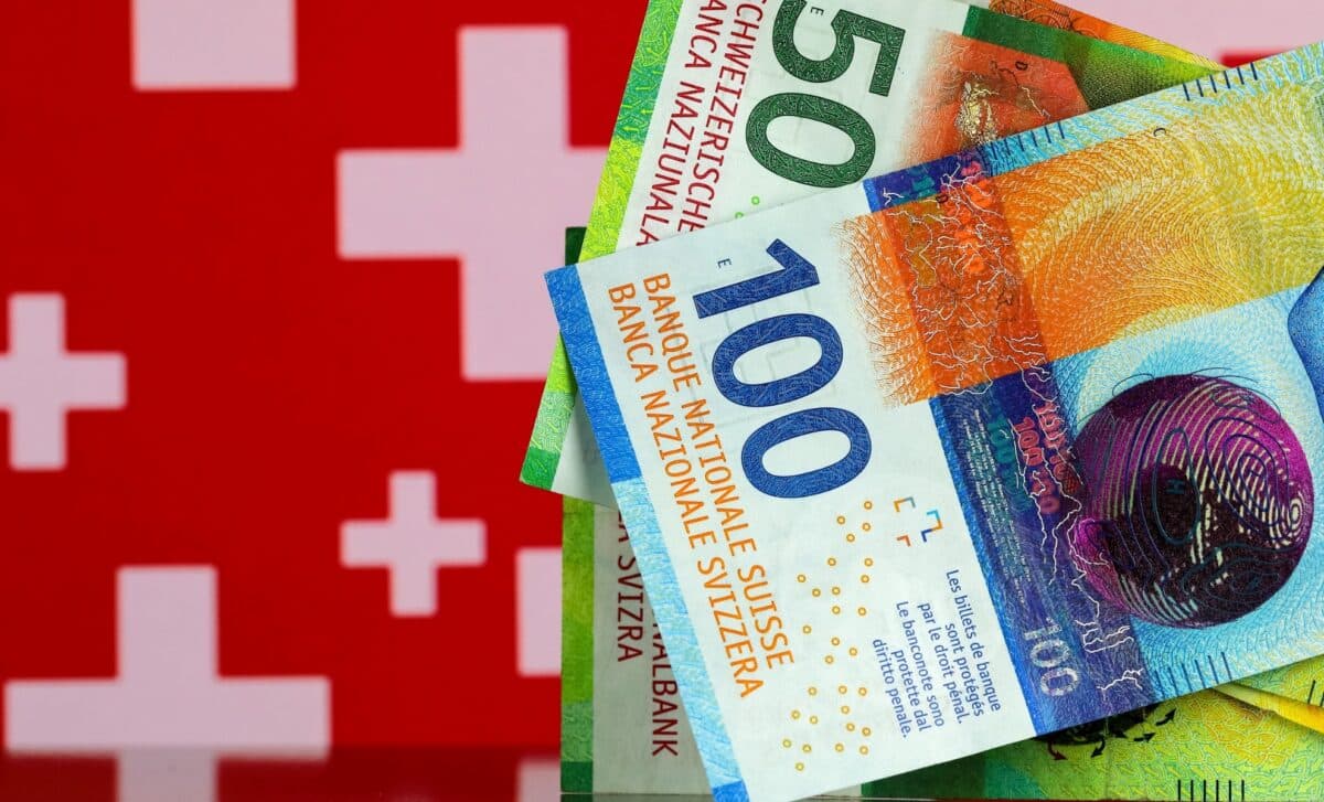billets affichés sur fond de symboles du drapeau suisse