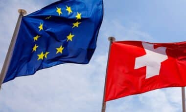 drapeaux de l'UE et et de la Suisse