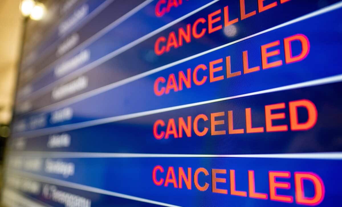 écran d'aéroport indiquant les vols annulés