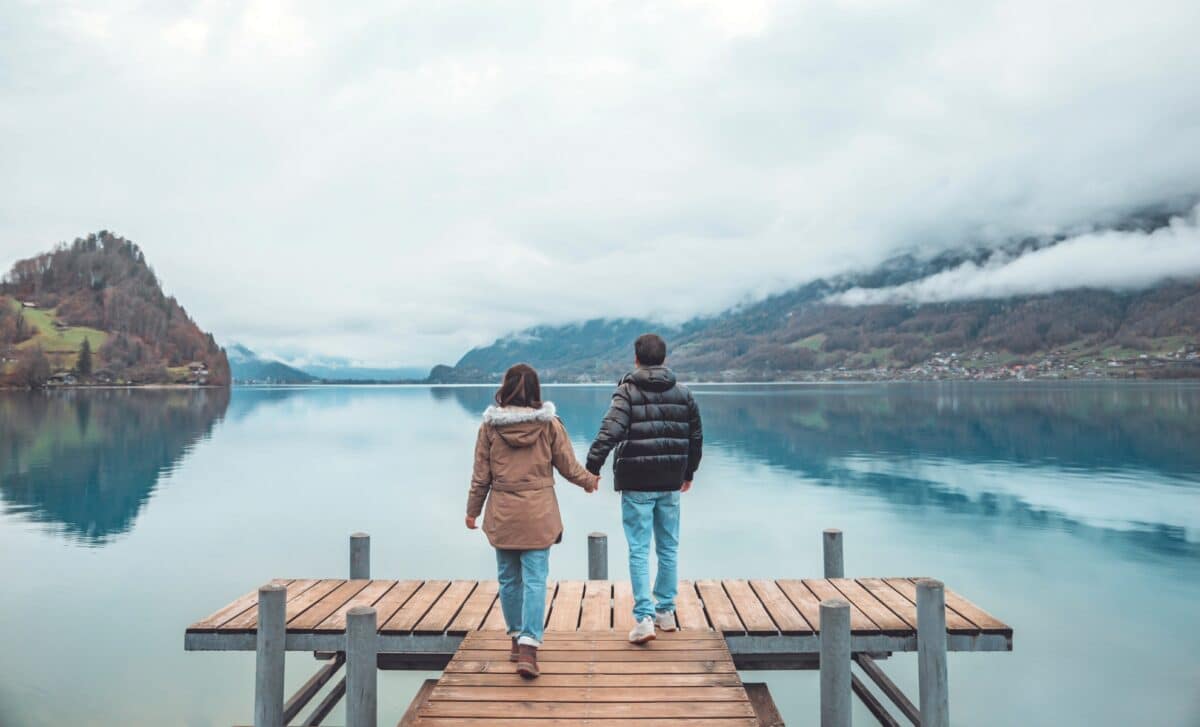 lac de montagne sur la jetée d'Iseltwald au lac Brienz en Suisse