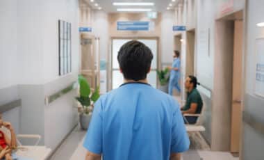 médecin marchant dans le couloir de l'hôpita