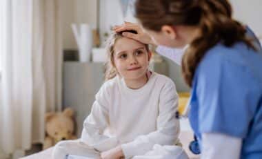 médecin qui s'occupe d'une petite fille dans la chambre d'hôpital