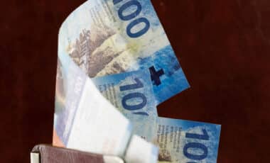 Billets en francs suisses dans un portefeuille