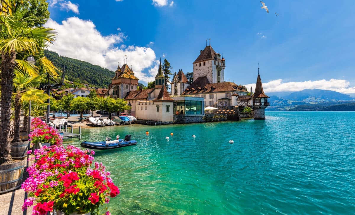 Château d'Oberhofen au lac Thunersee dans les Alpes suisses