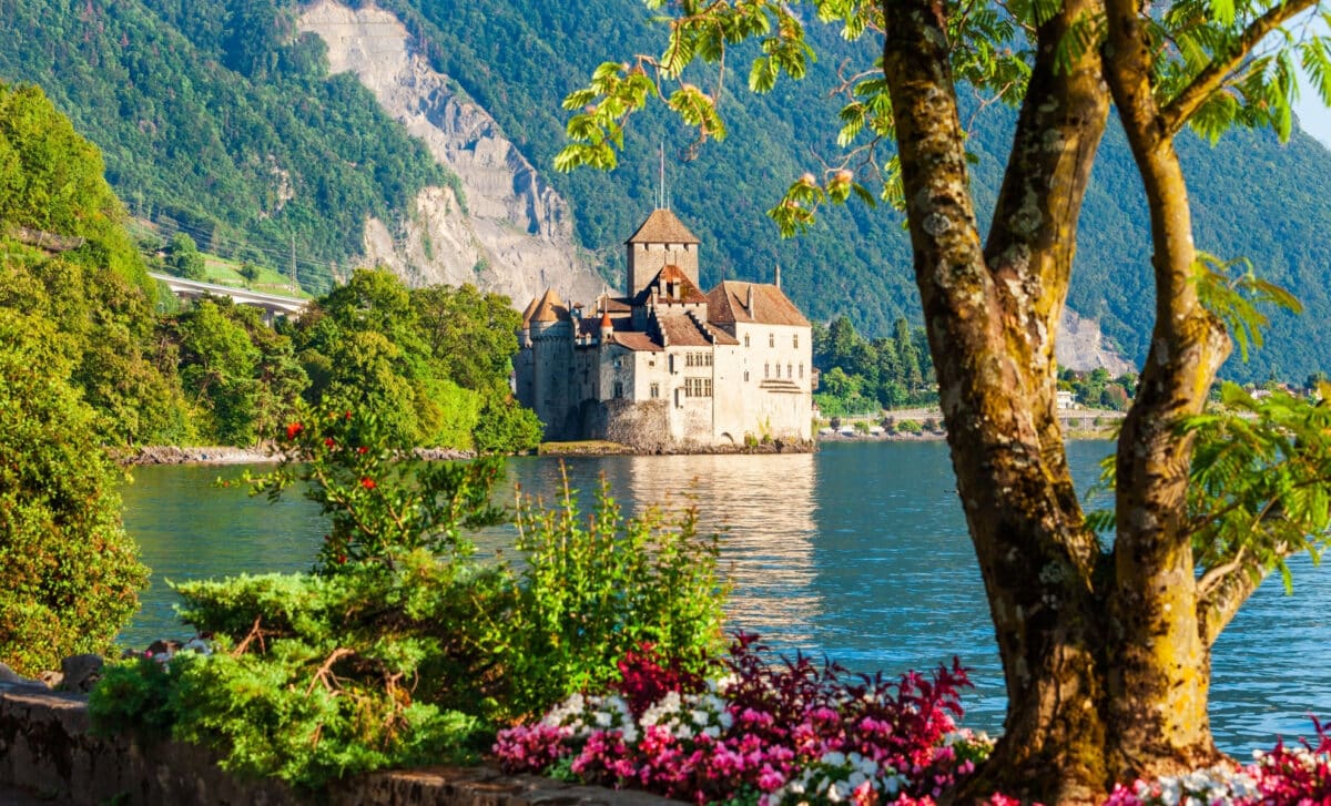 Château médiéval de Chillon sur les rives du lac Léman