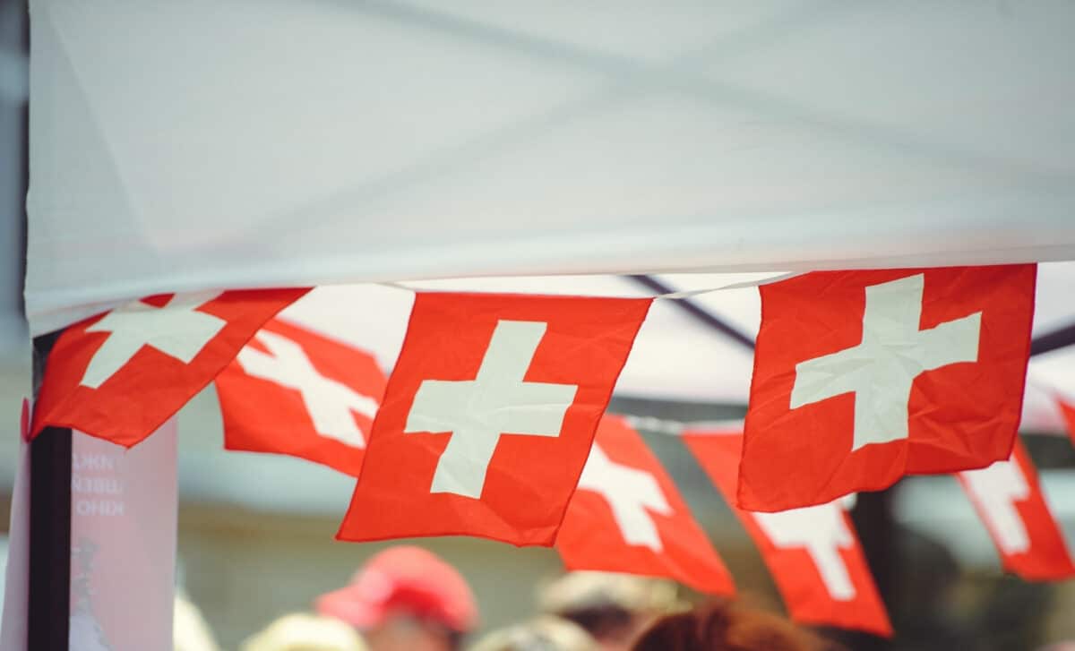 De nombreux petits drapeaux suisses accrochés à l'occasion de la fête nationale