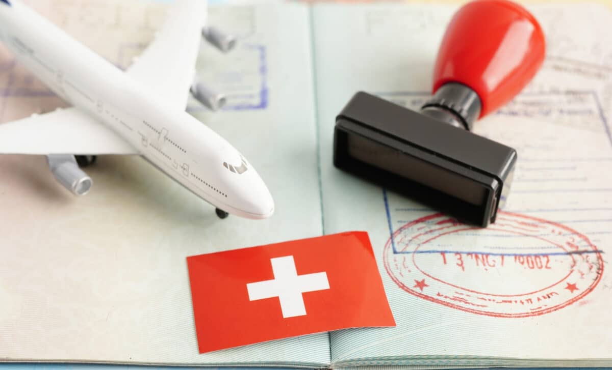 Drapeau suisse et passeport avec avion pour le voyage