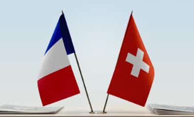 Drapeaux de la France et de la Suisse