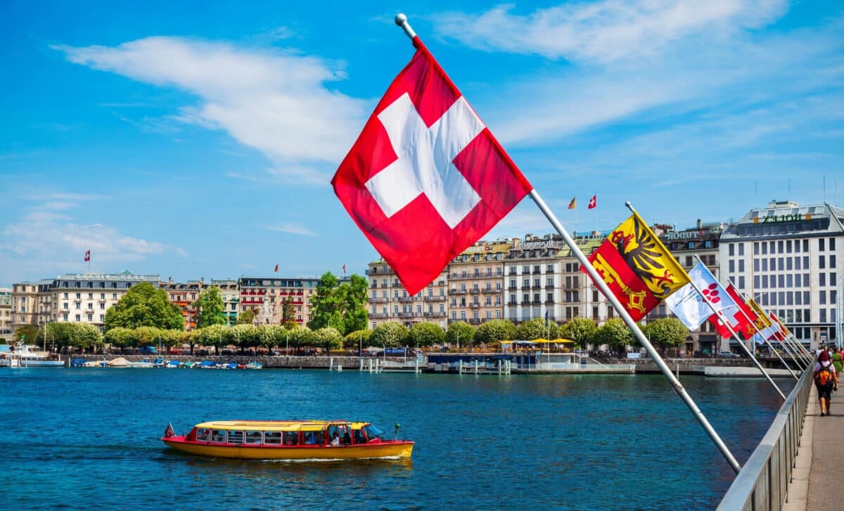 Drapeaux suisses sur le pont du Mont Blanc à Genève
