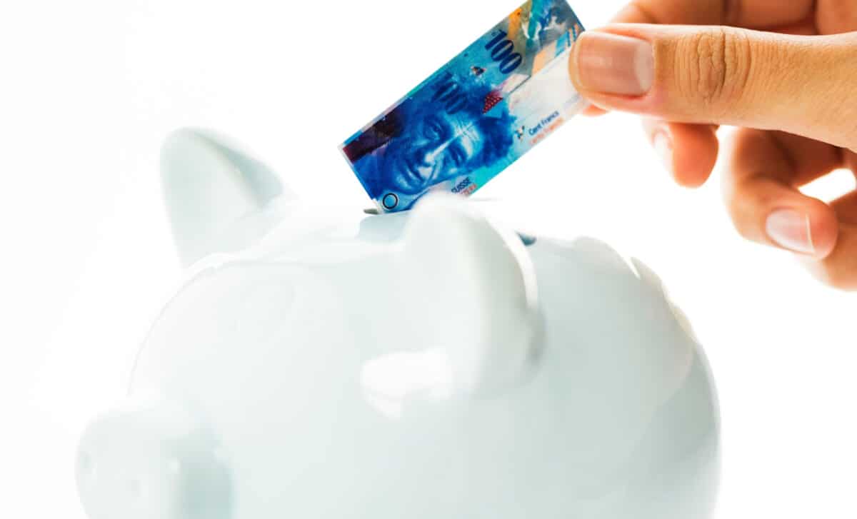 Économiser de l'argent dans une tirelire, franc suisse