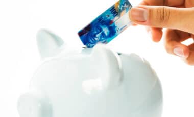 Économiser de l'argent dans une tirelire, franc suisse