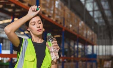 Employée en sueur à cause du temps chaud de lété