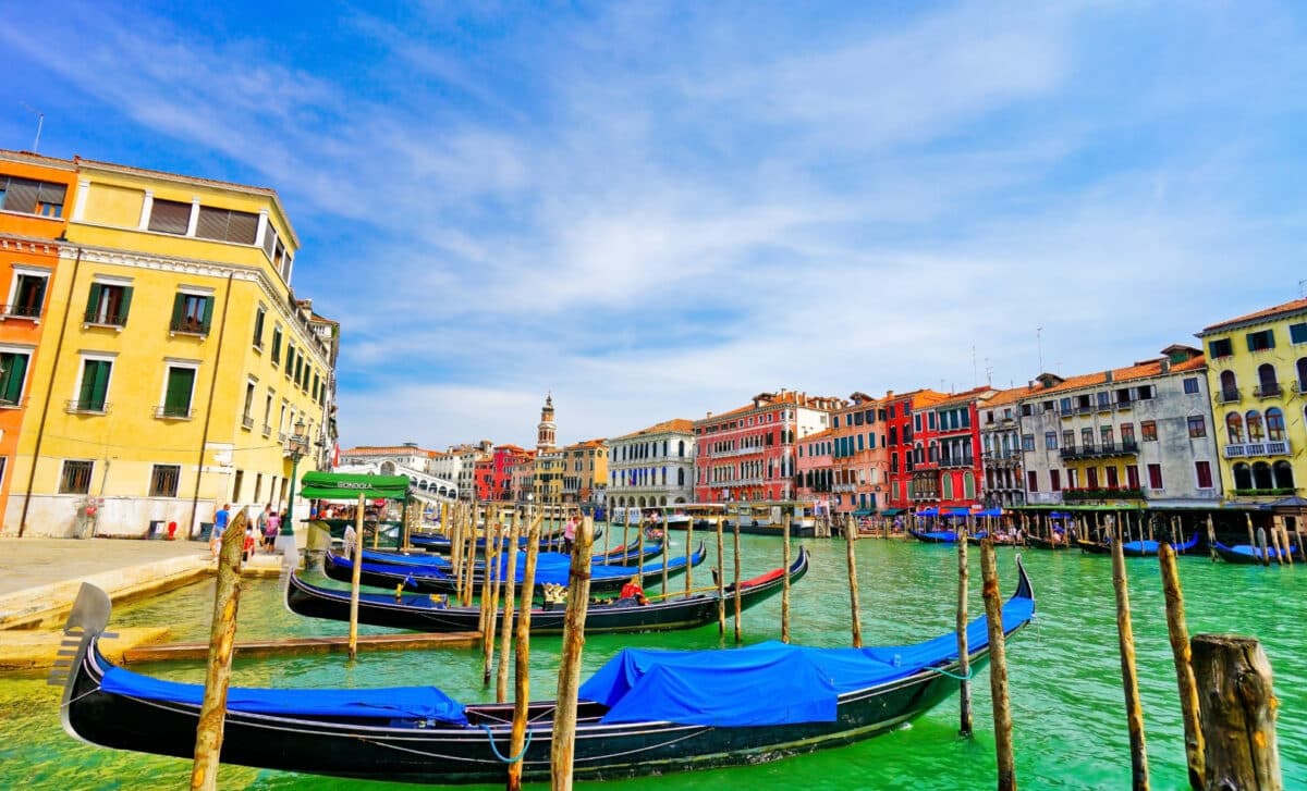 Gondoles amarrées sur le Grand Canal à Venise, en Italie