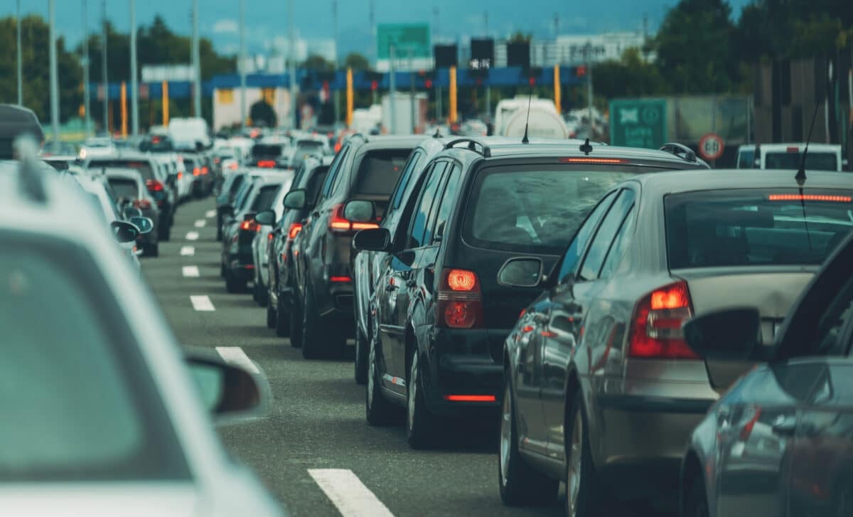 Grande file d'attente de véhicules sur autoroute péage en été