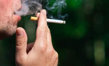 Homme fumant une cigarette