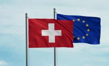 Le drapeau de l'Union européenne et de la Suisse