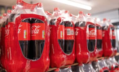 Pack de bouteilles de Coca-Cola dans un supermarché