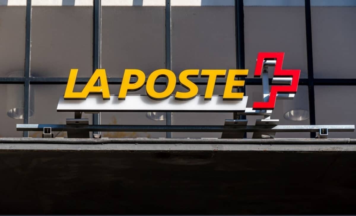 Signe 'LA POSTE' écrit en français à l'entrée d'un bureau de poste suisse