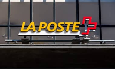 Signe 'LA POSTE' écrit en français à l'entrée d'un bureau de poste suisse