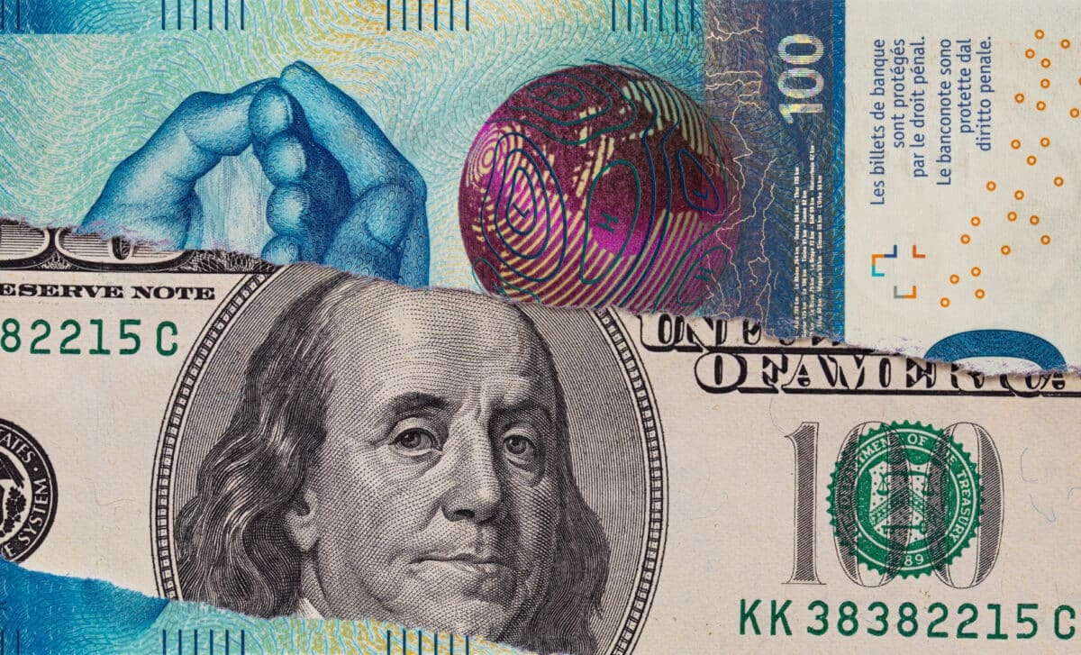 Un billet de 100 dollar et un billet de 100 francs suisses