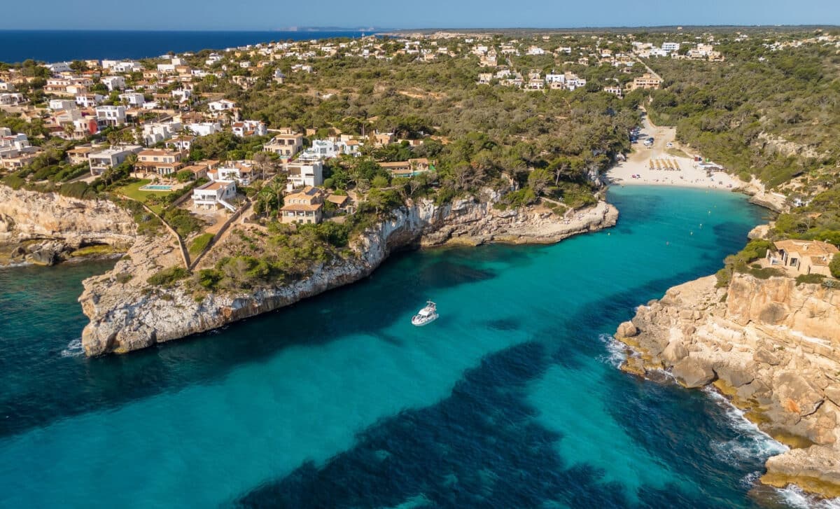 Vue Aérienne de la plage de Cala Llombards à Majorque