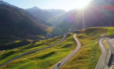 belle route alpine sous le soleil couchant sur les Alpes suisse