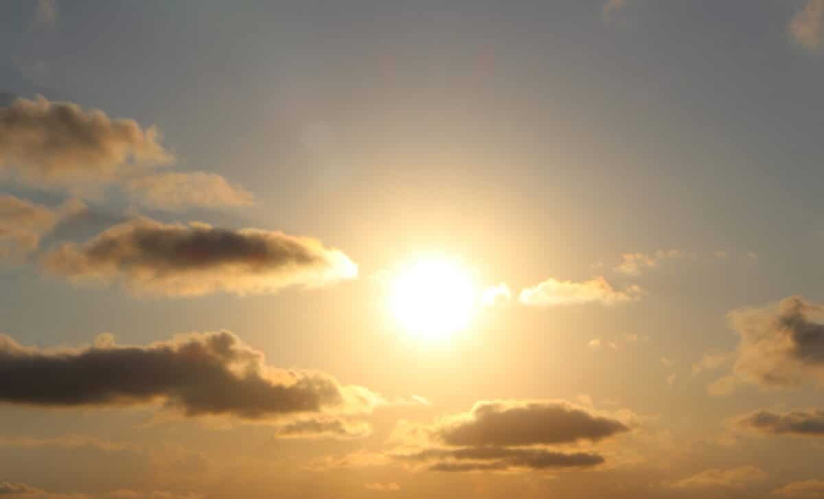 ciel avec soleil et nuages