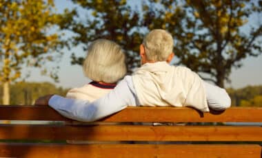 couple retraité assis sur un banc dans un parc