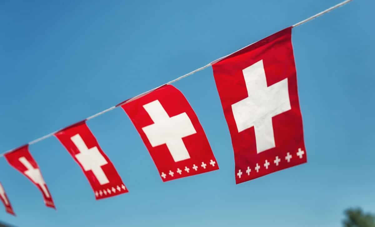 drapeaux suisses flottant à l'occasion de la fête nationale du 1er août