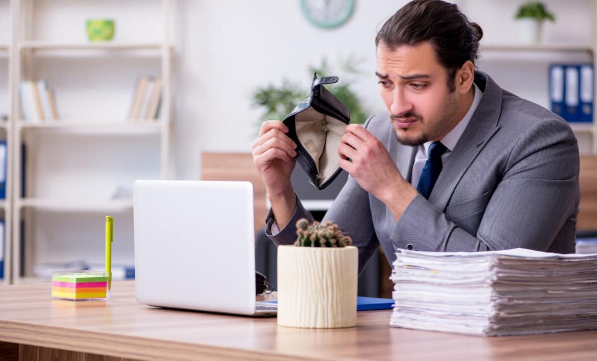 employé masculin travaillant dans le bureau