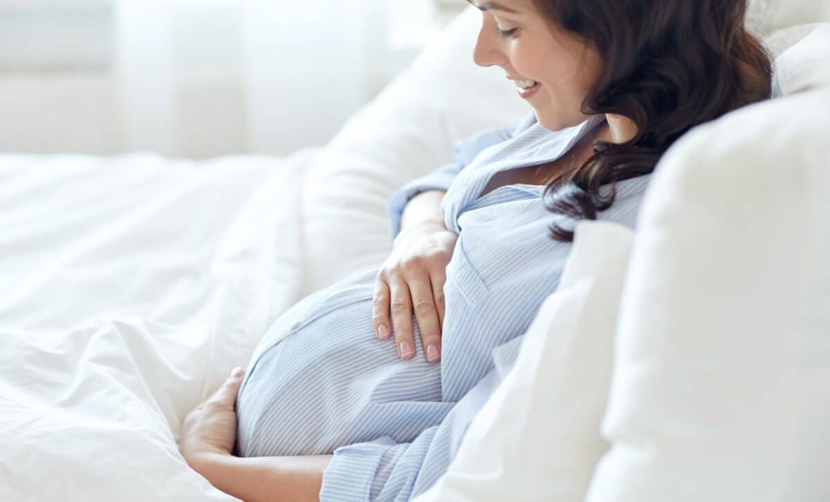 femme enceinte souriante et heureuse
