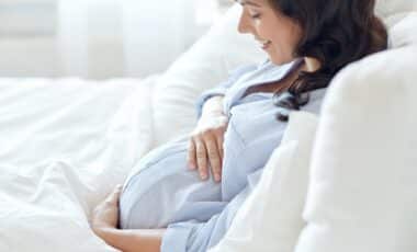 femme enceinte souriante et heureuse