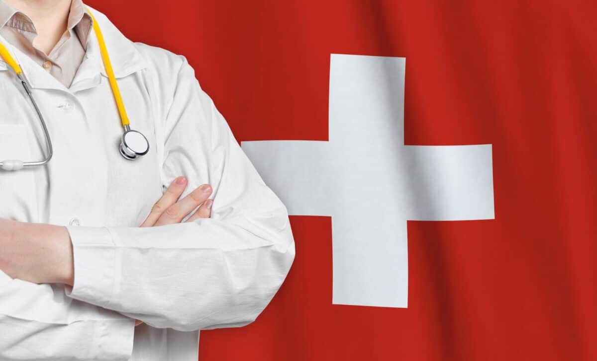 médecin sur fond drapeau suisse