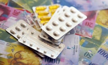 pilules sur un tas de billets en francs suisses