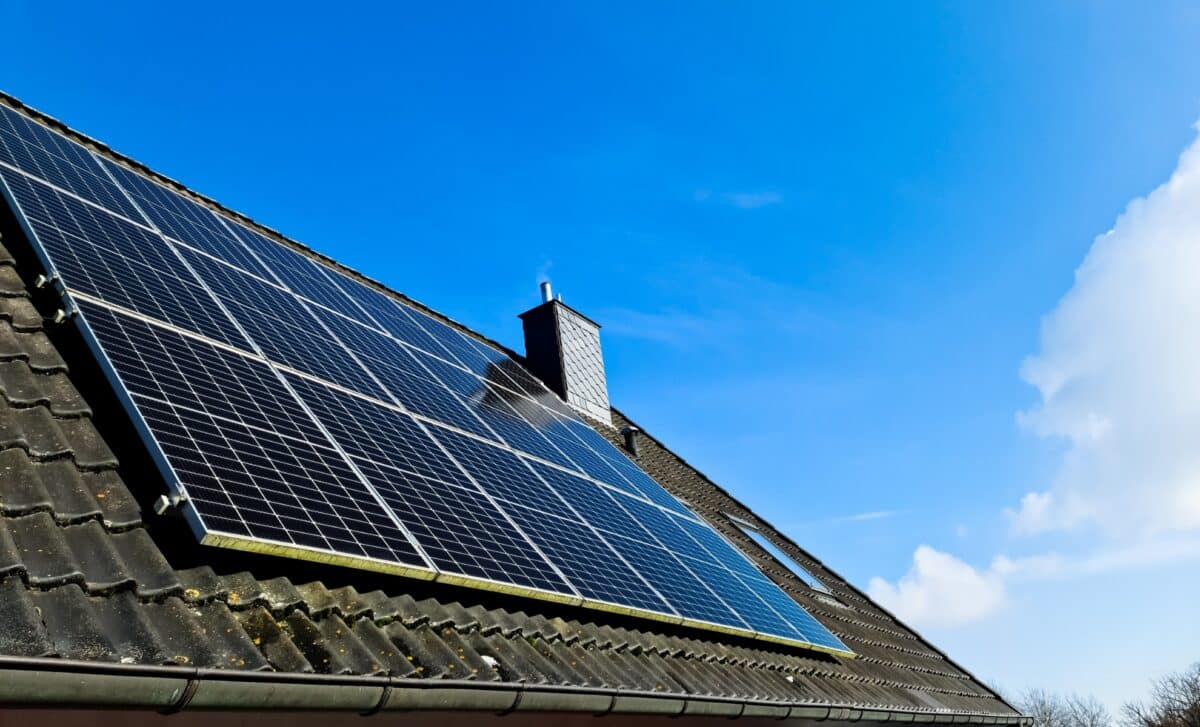 Panneaux solaires photovoltaïques installés sur le toit d'une maison